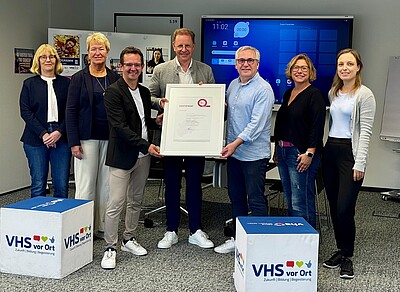 Freuen sich über die erfolgreiche Rezertifizierung (v. l.): hauptamtl. päd. Mitarbeiterin Silvia Steven, Verwaltungsmitarbeiterin Sabine Hesse, VHS-Leiter Markus Krick, Salzkottens Bürgermeister und VHS-Verbandsvorsteher Ulrich Berger, stellv. VHS-Leiter und QMB Markus Discher, Verwaltungsmitarbeiterin Simone Stute und hauptamtl. päd. Mitarbeiterin Insa Burmann